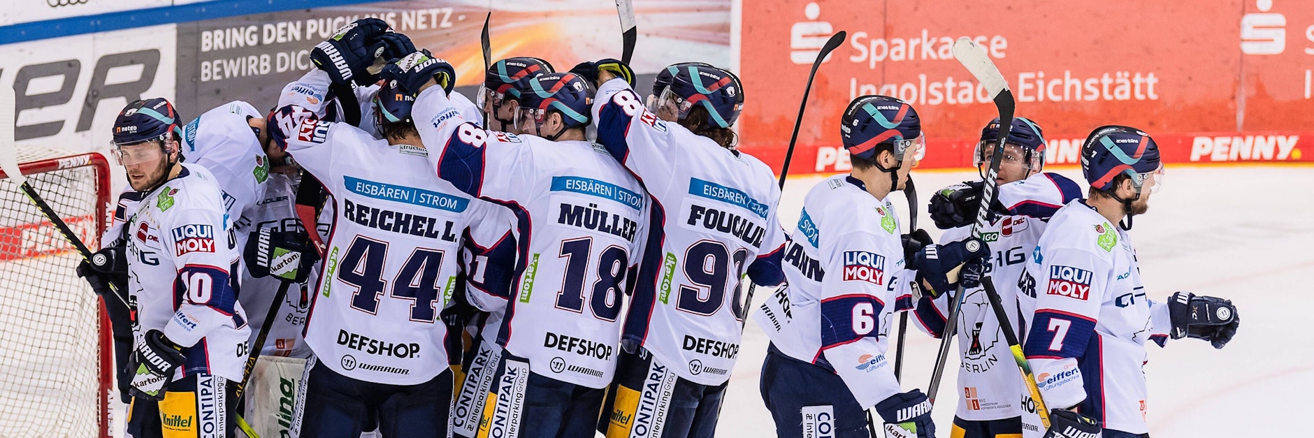 Die Eisbären bejubeln mit Torwart Mathias Niederberger den Sieg in Ingolstadt.
