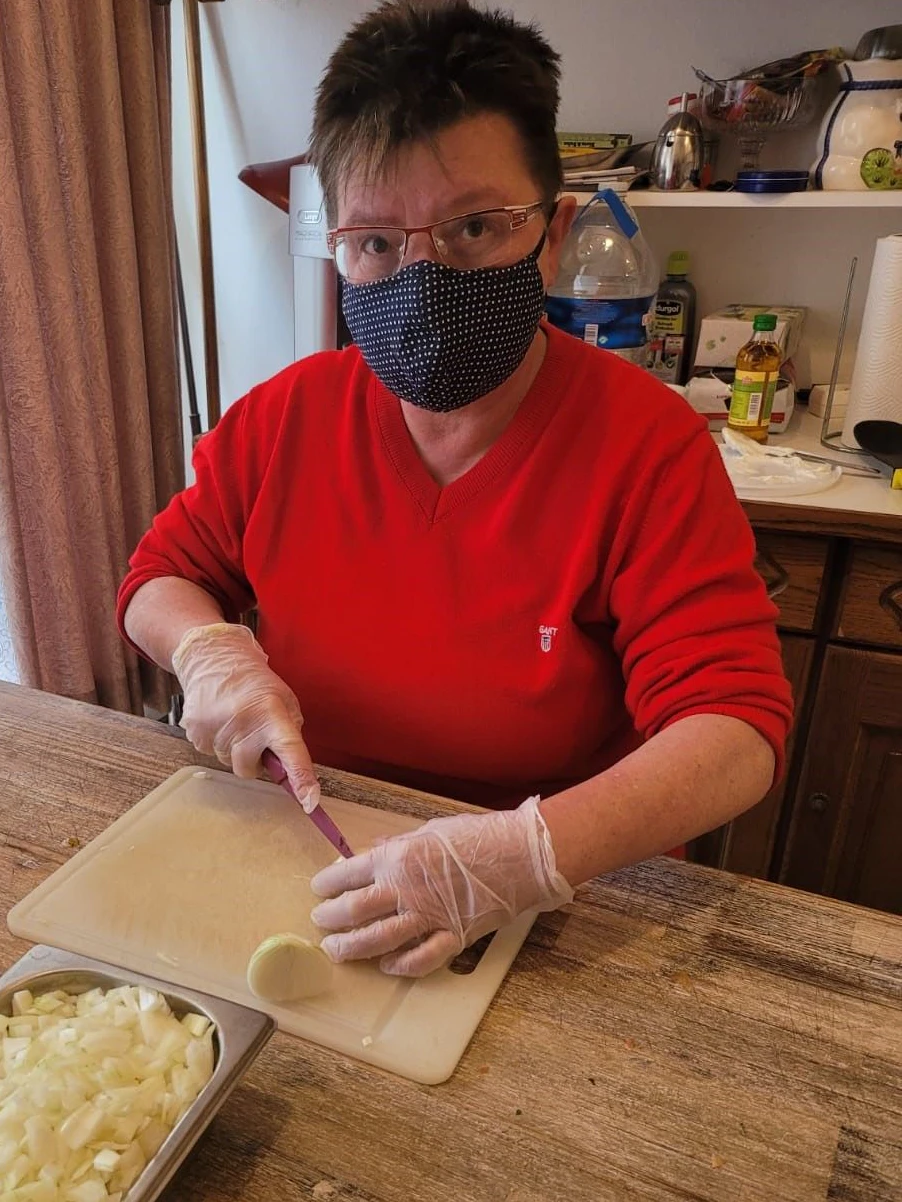 April 2021: Michaela Trottner schneidet die Zwiebeln für das Menü.