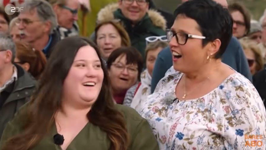 Mutter und Tochter sind geschockt. Sie hatten keine Ahnung, was das Kreuz, das sie bei „Bares für Rares“ verkaufen wollten, wirklich wert ist.