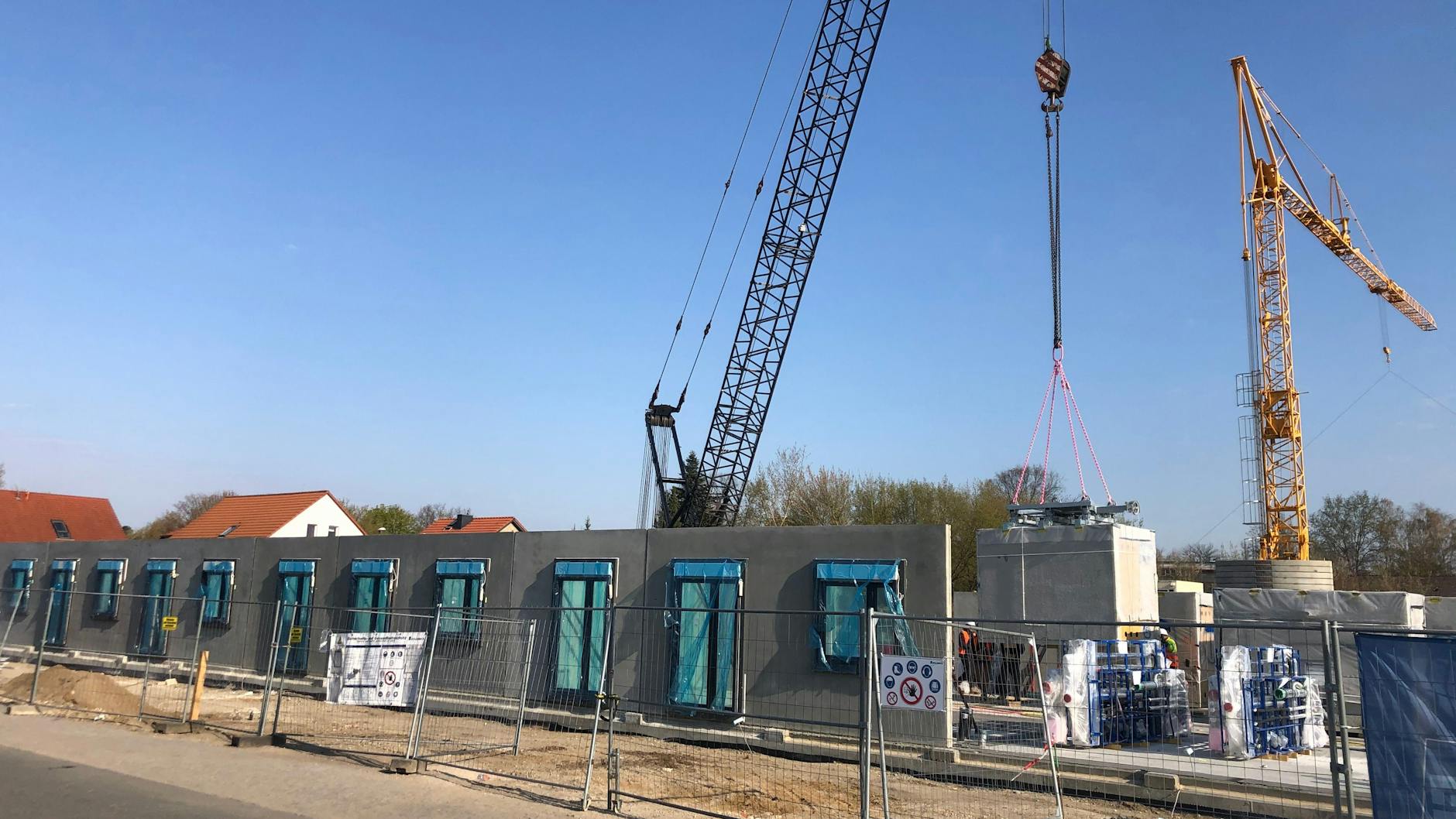 Im April begann der Bau einer modularen Unterkunft für Flüchtlinge an der Rheinpfalzallee in Karlshorst.