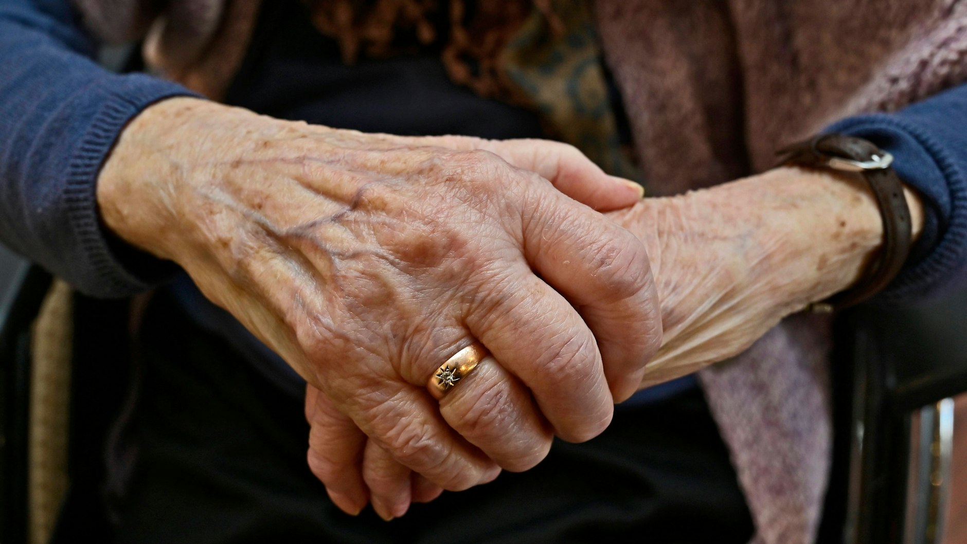 Blick auf die Hände einer 100 Jahre alten Frau (Symbolbild).