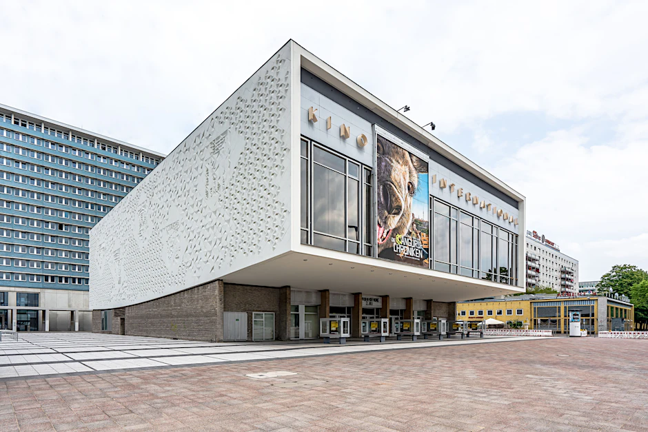 Das Kino International von Architekt Josef Kaiser wurde 1963 eröffnet. Zu DDR-Zeiten diente es als Premierenkino.&nbsp;