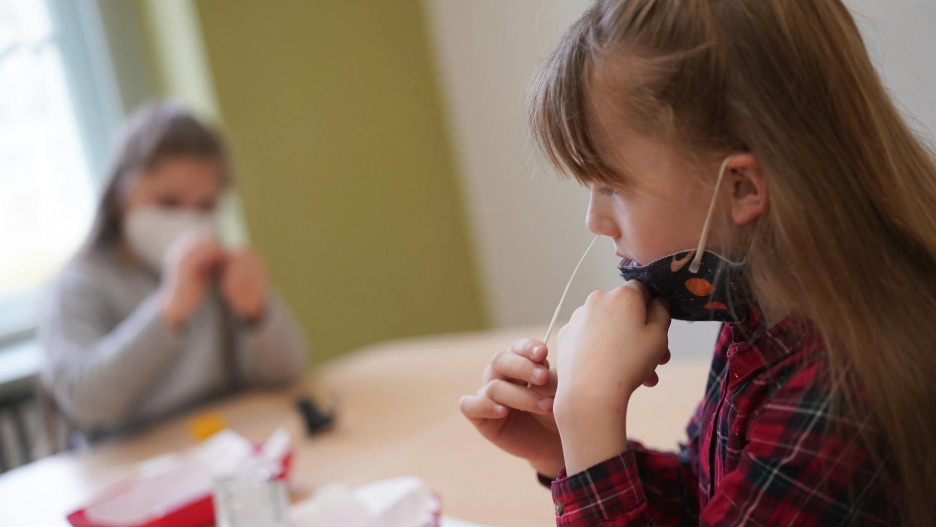 Berliner Schülerinnen beim Corona-Selbsttest. 