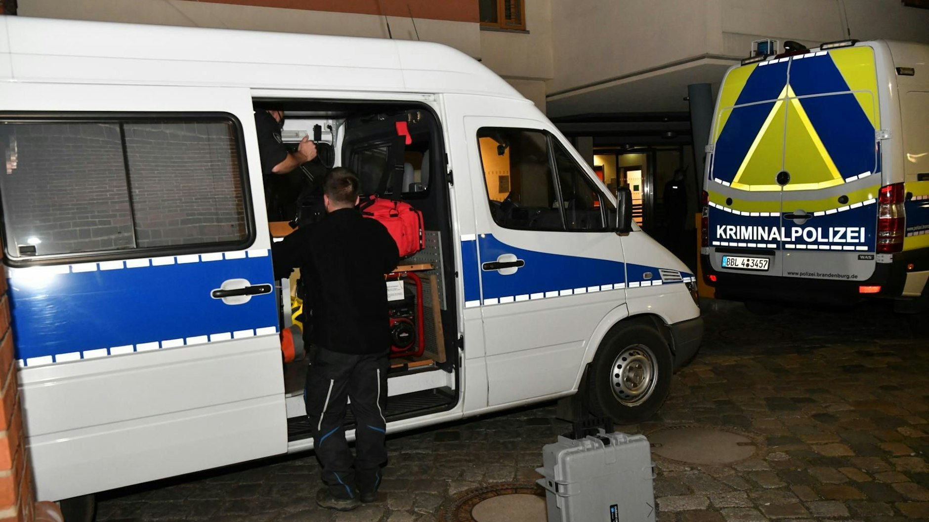 Kriminaltechniker in der Nacht zu Donnerstag in Potsdam. In einem Heim für behinderte Menschen wurden vier Bewohner getötet und eine Person schwer verletzt.