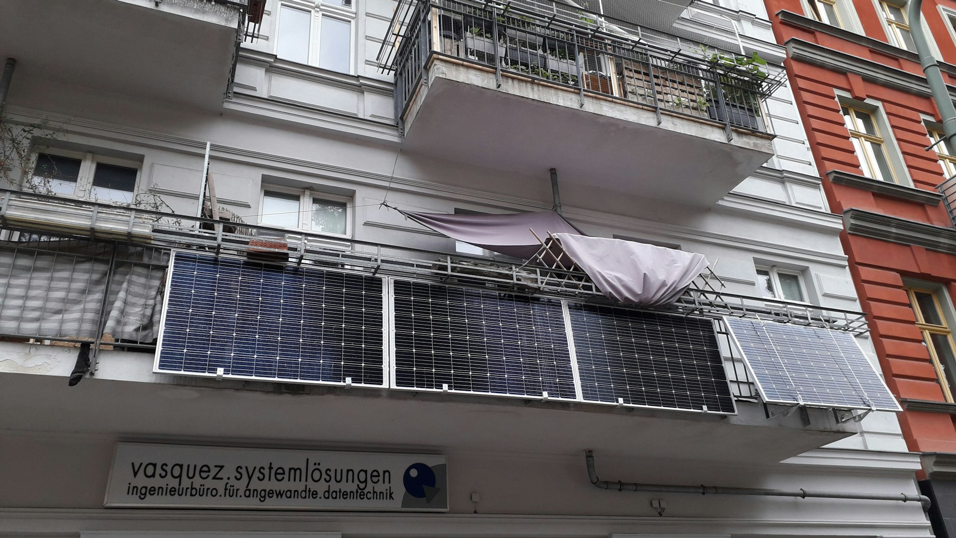 Ein Beispiel aus Pankow: Auch Balkonmodule kann man nutzen, um Ökostrom selbst zu erzeugen und zu nutzen. Die kleinen Solarsysteme lassen sich an die Steckdose des Balkons oder des Stromkreises der Wohnung anschließen. Sie sind aber meist sehr teuer und müssen die entsprechenden technischen Normen erfüllen.