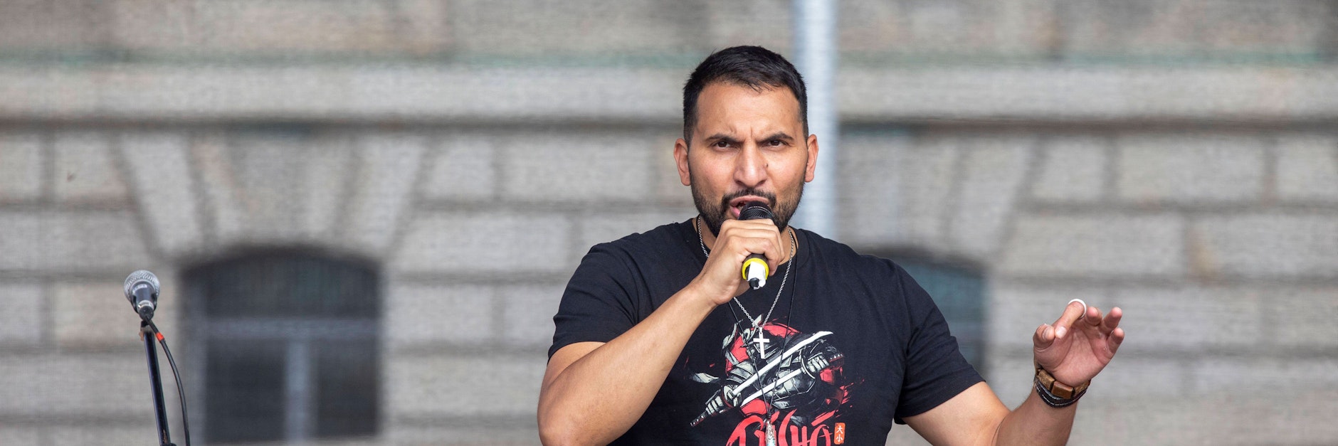 Attila Hildmann bei einem Auftritt vor Corona-Leugnern am Reichstag.