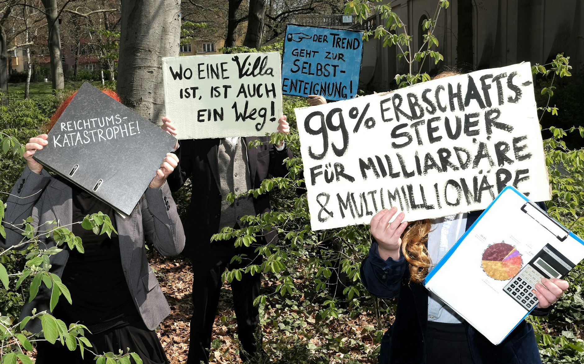 Vorbereitung auf die Protestaktion im Grunewald.