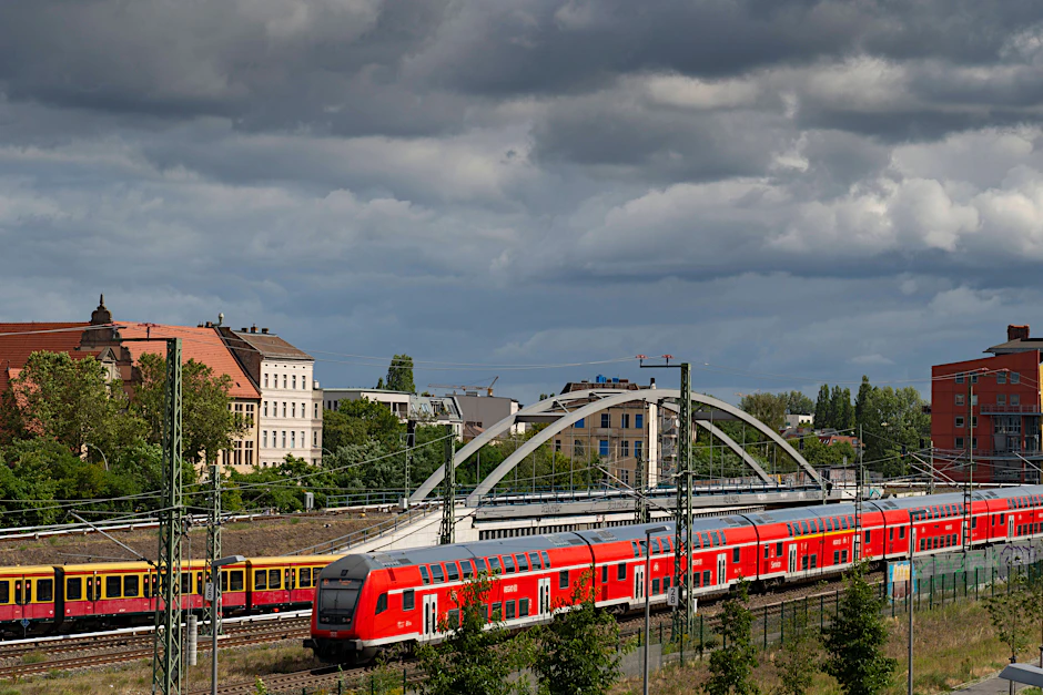 Unterwegs zwischen Berlin und Brandenburg. Eine S-Bahn und ein Regionalexpress am Bahnhof Berlin-Ostkreuz.