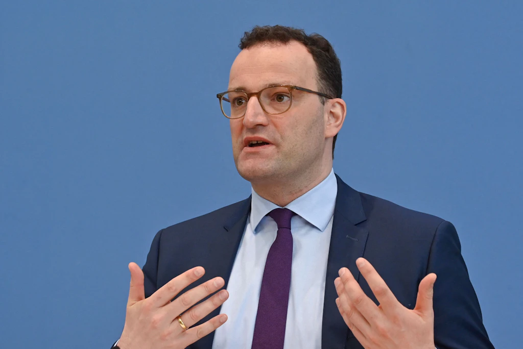 Spahn: Schüler ab zwölf Jahren könnten in den Sommerferien geimpft werden