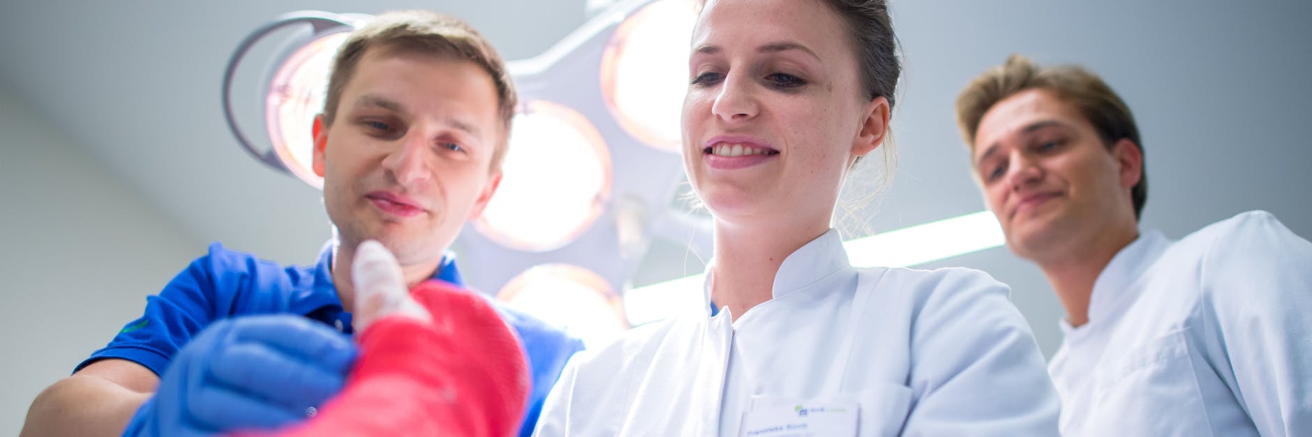 Medizinstudenten sollen schon im 1. Semester in die Nähe von Patienten kommen, um von der Behandlung durch die Ärzte zu lernen.