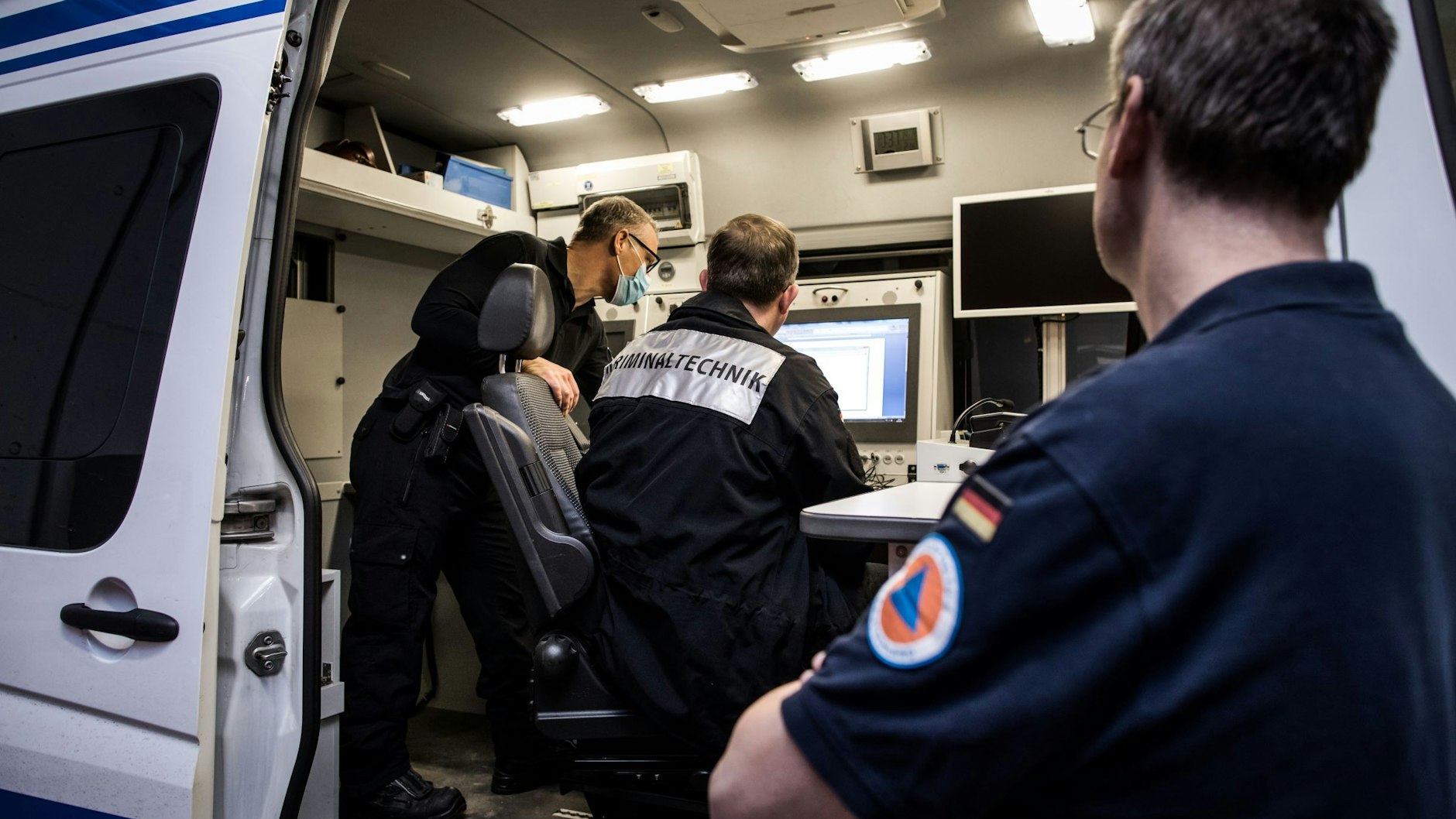In ihrem mobilen Labor können die Wissenschaftler und Laboranten schnell Stoffe identifizieren. Das blaue Dreieck im roten Kreis am Ärmel des Mitarbeiters ist das Zeichen der bundesweiten Analytischen Task Force.