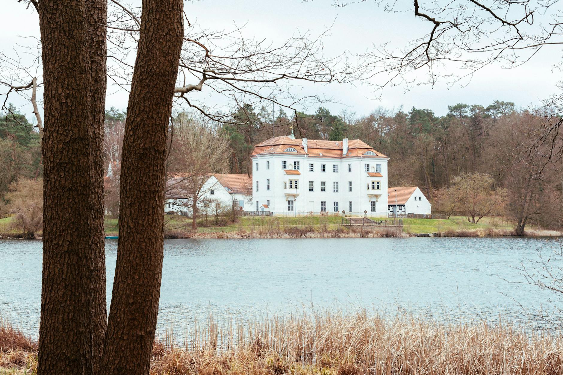 Trutziger Lichtblick am See: Die Terrasse zwischen Schloss und Wasser kann man übrigens für Privatfeiern mieten. 