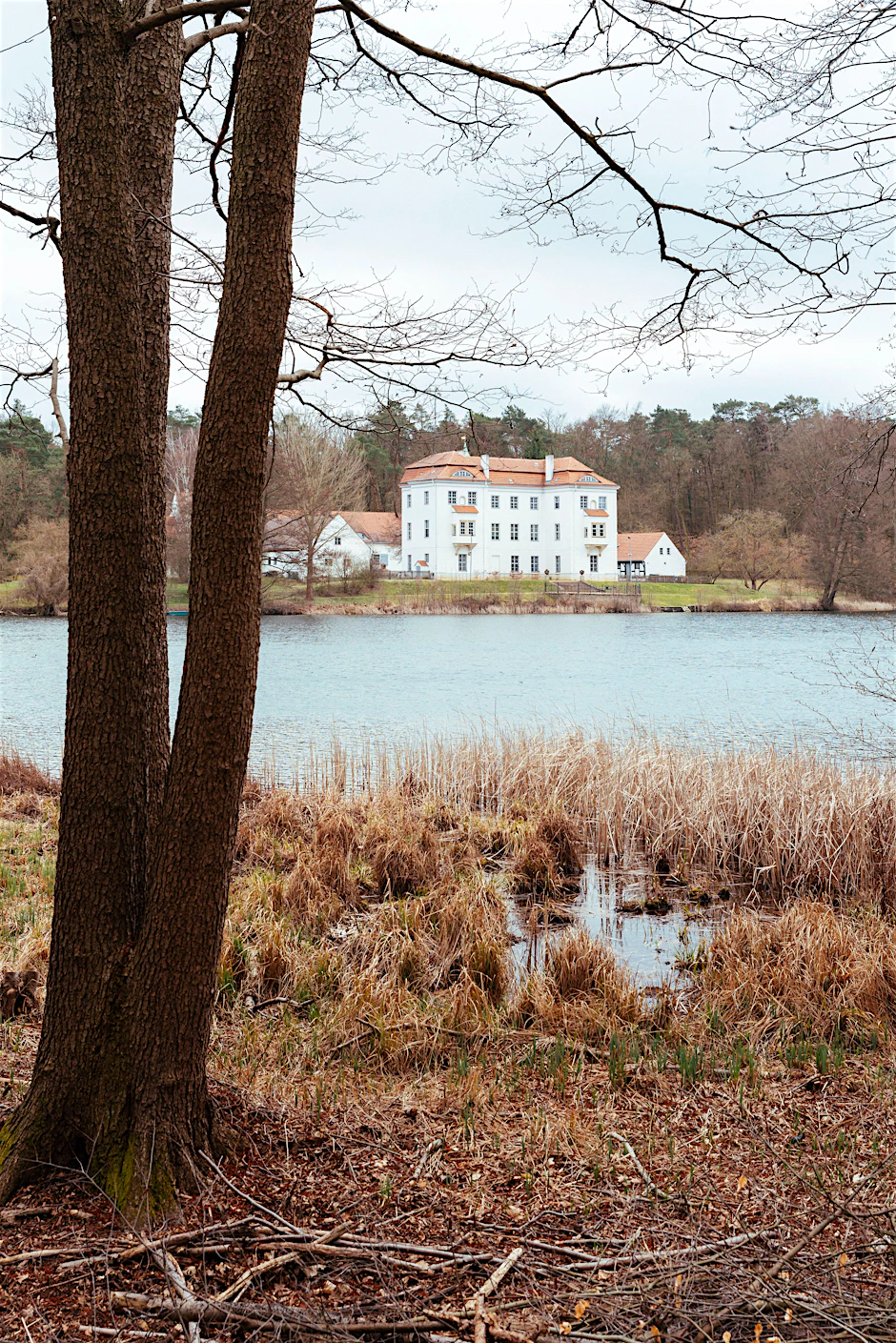 Trutziger Lichtblick am See: Die Terrasse zwischen Schloss und Wasser kann man übrigens für Privatfeiern mieten.&nbsp;