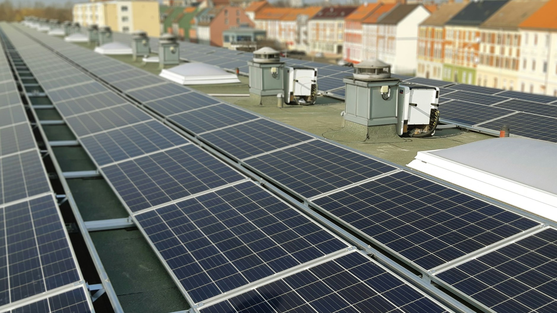 Dach-Solaranlage der Firma Solarimo, die sich auf Mieterstrom spezialisiert hat.