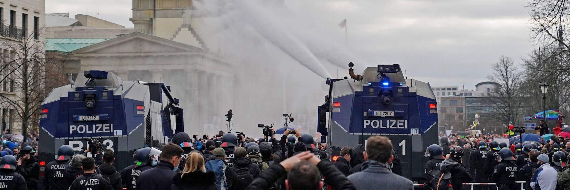 Bereits im November hatte die Polizei Wasserwerfer gegen Corona-Verharmloser eingesetzt.