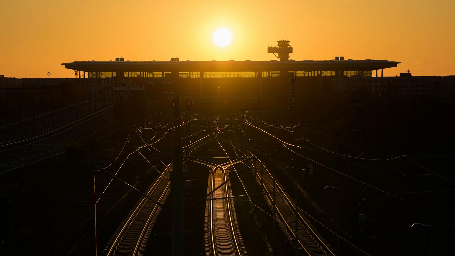 Der Flughafen BER in der Abendsonne. Die wirtschaftliche Perspektive ist derzeit alles andere als sonnig.