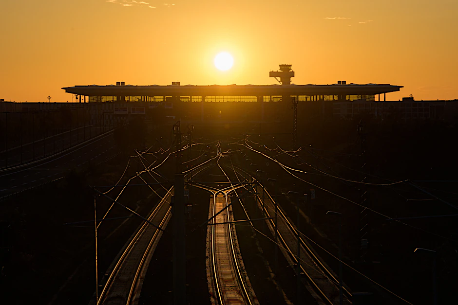 Der Flughafen BER in der Abendsonne. Die wirtschaftliche Perspektive ist derzeit alles andere als sonnig.