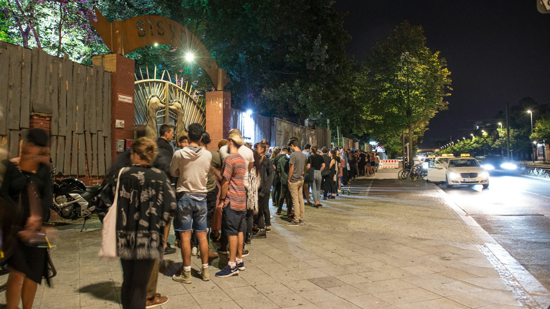 Anstehen am Sisyphos? Das vermissen wir sehr.