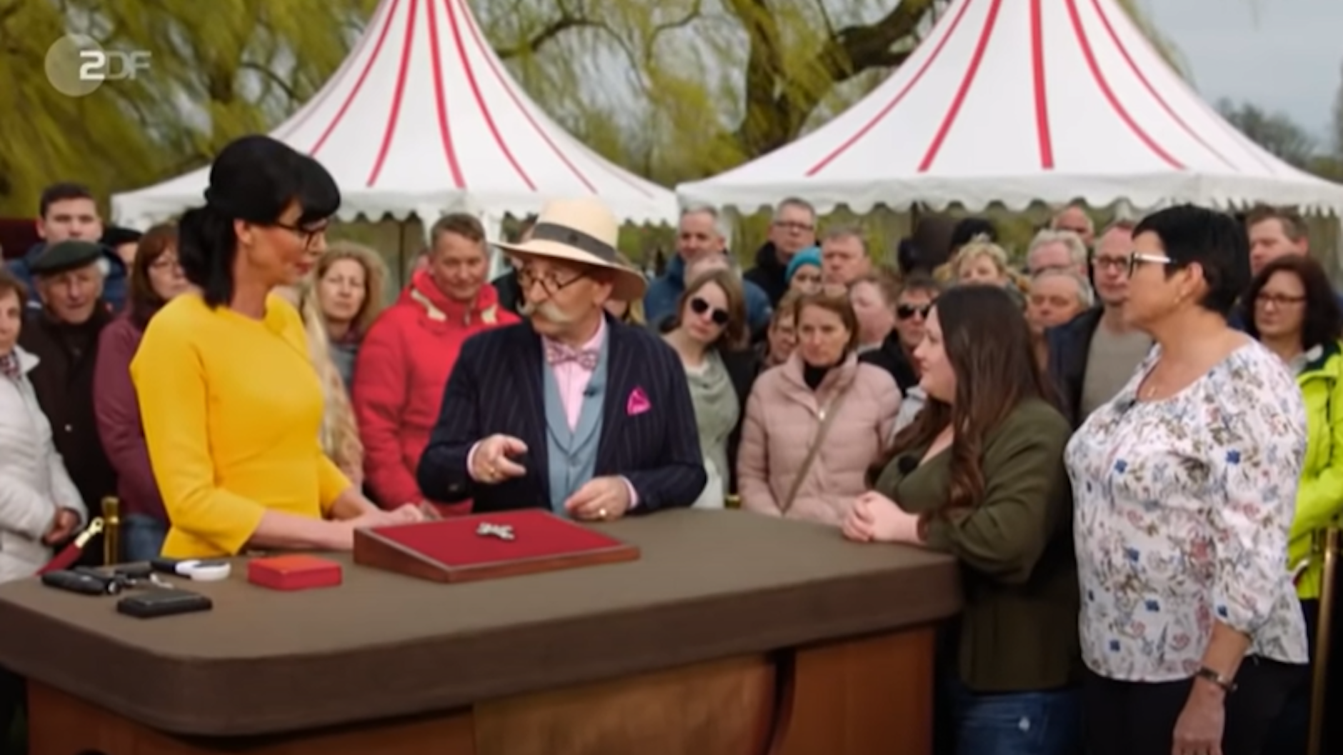 Das haut&nbsp;„Bares für Rares“-Moderator Horst Lichter um: Dieses Kreuz ist wirklich eine absolute Rarität.