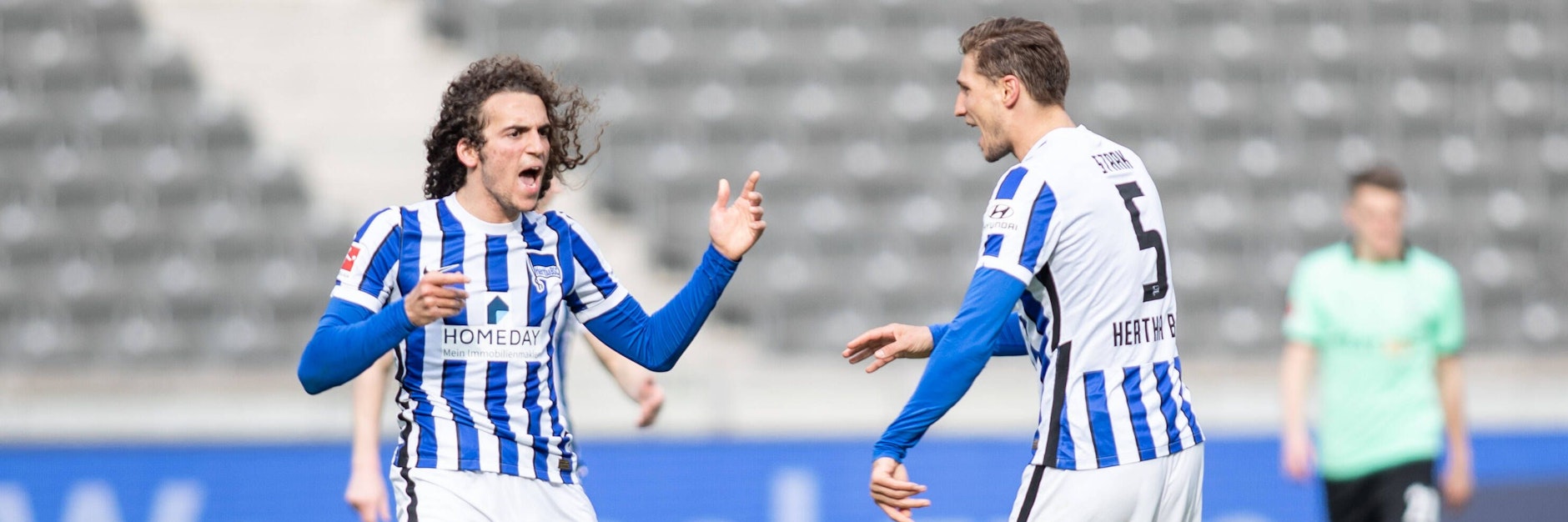 Endlich mal wieder Jubeln: Hält das Bayern-Besieger-Gesetz, dürfen sich Herthas Matteo Guendouzi und Niklas Stark (r.) am Montag in Mainz freuen.