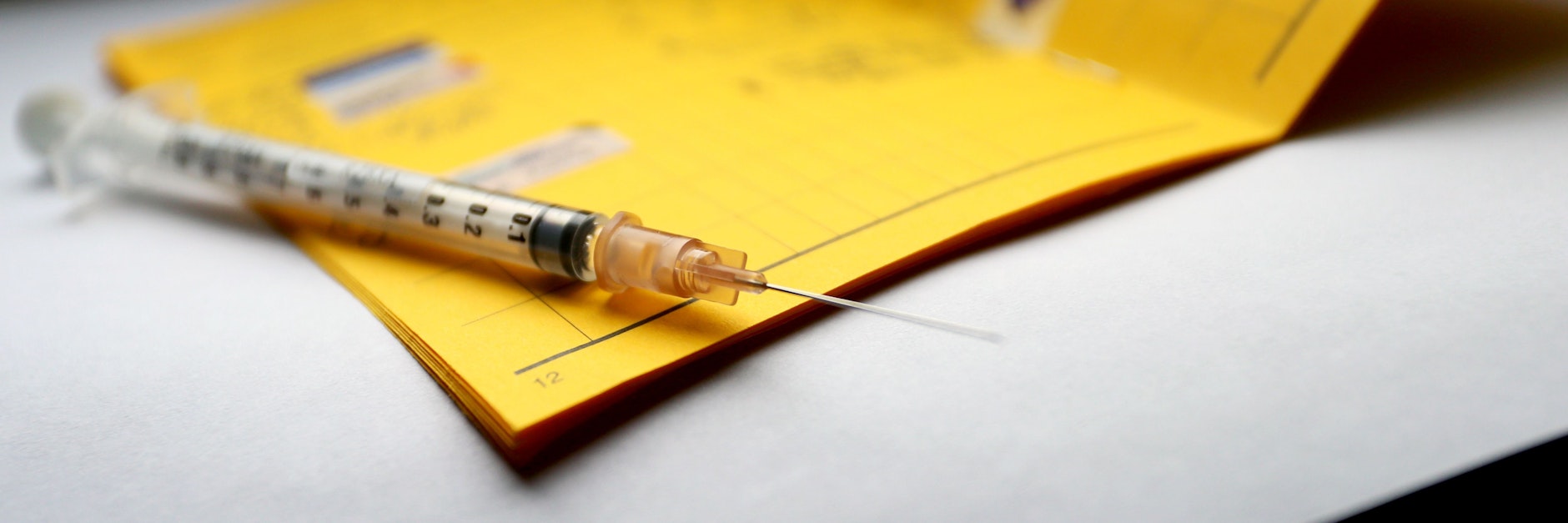 Gefälschte Impfausweise und Impfstoffe verhökerte der Mann über einen Messenger-Dienst.