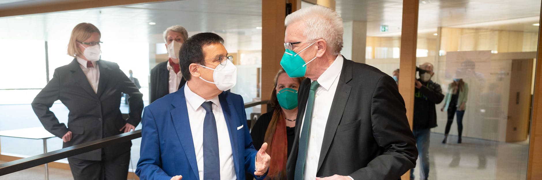 Regierungschef Winfried Kretschmann (Grüne, r.) und Wolfgang Reinhart, Vorsitzender der CDU-Fraktion im Landtag von Baden-Württemberg. 