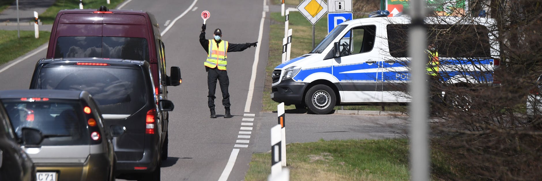 An der B96 vor Neustrelitz kontrolliert die Polizei, ob das Verbot touristischer Einreisen eingehalten wird.