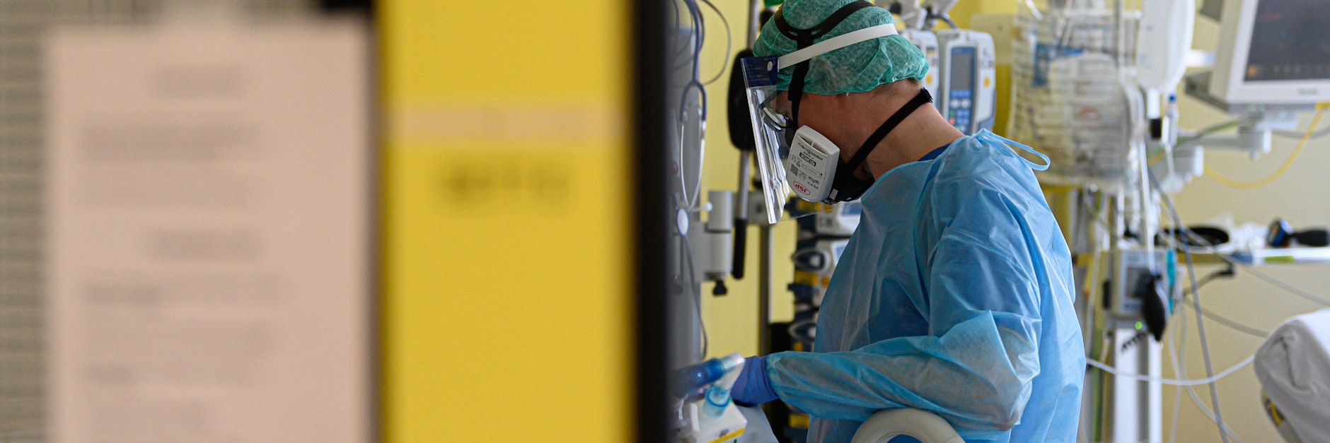 Ein Intensivpfleger versorgt Corona-Patienten auf der Covid-19 Intensivstation (ITS) im Städtischen Klinikum Dresden.