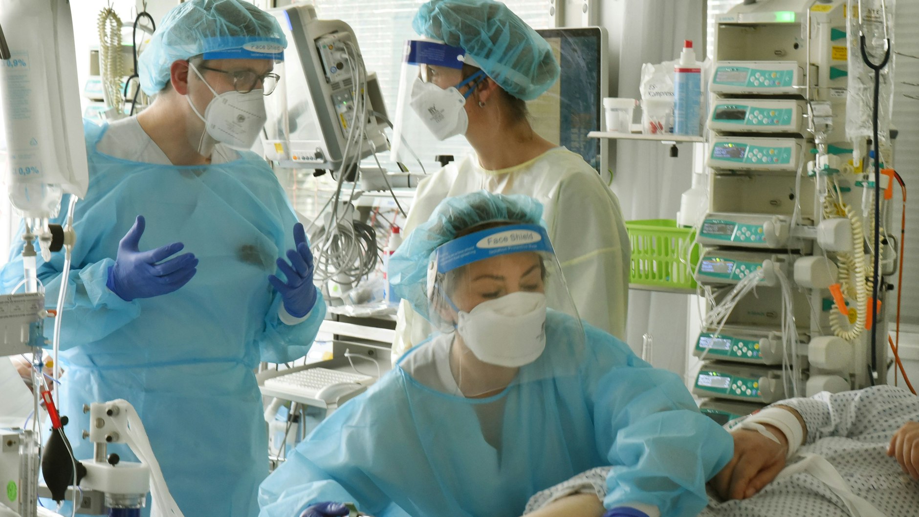 Forscher suchen derzeit nach einem Medikament, das Covid-19 bekämpft. Zuletzt war bei der Entwicklung solcher Arzneien Ernüchterung eingetreten.&nbsp;