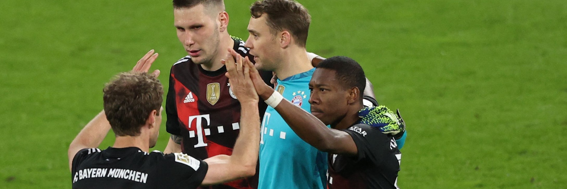 So sehen Sieger aus: Die Bayern (v. l.) Thomas Müller, Niklas Süle, Manuel Neuer und David Alaba nach dem Schlusspfiff in Leipzig.