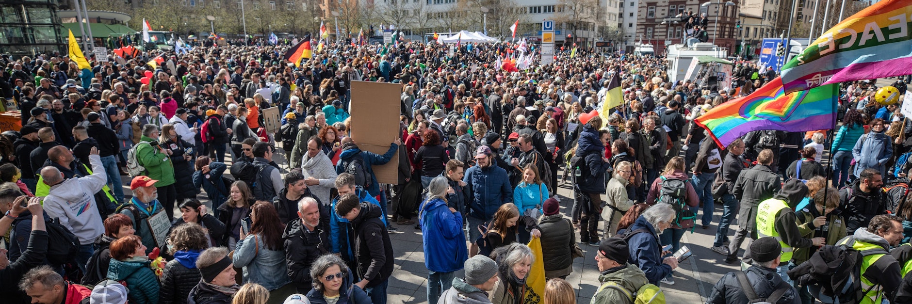 Teilnehmer der «Querdenken»-Demonstration in Stuttgart. Geltende Abstands- und Maskenregeln wurden von vielen Demonstranten&nbsp; missachtet.&nbsp;