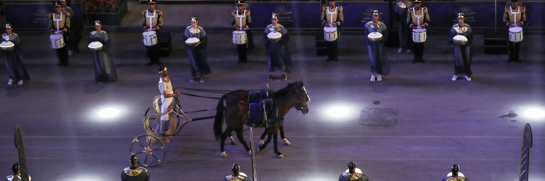 Was für ein Spektakel: Bei der "Goldenen Parade der Pharaonen" fährt ein kostümierter Mann auf einem altägyptischen Streitwagen vor dem Ägyptischen Museum in der Nähe des Kairoer Tahrir-Platzes.&nbsp;