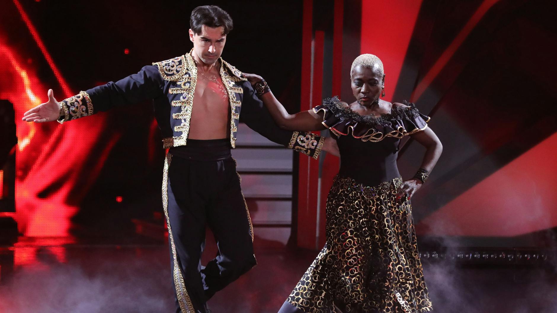 Auma Obama tanzt mit Andrzej Cibis einen Paso Doble zu „Run The World (Girls)“ von Beyoncé.