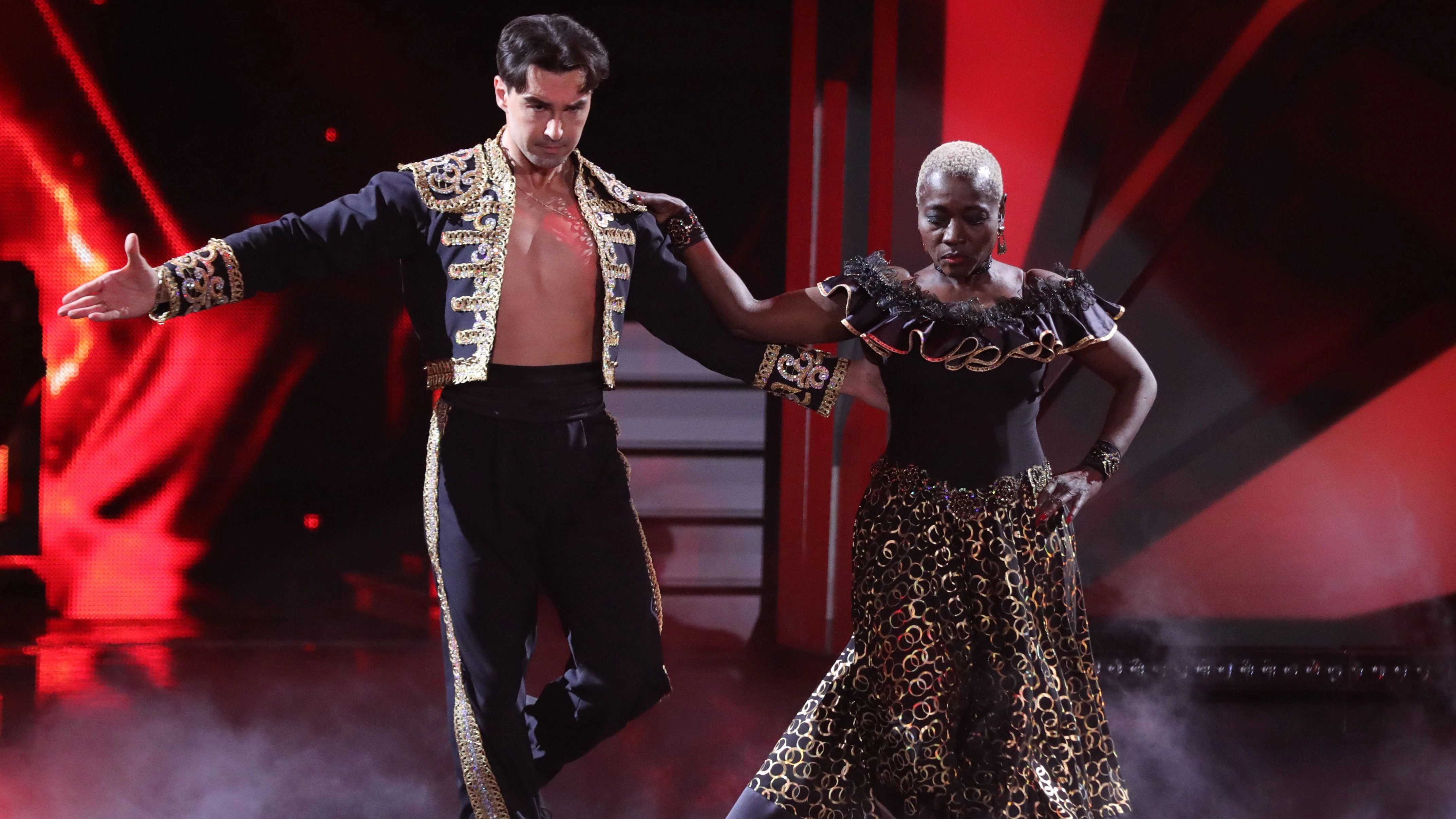 Auma Obama tanzt mit Andrzej Cibis einen Paso Doble zu „Run The World (Girls)“ von Beyoncé.