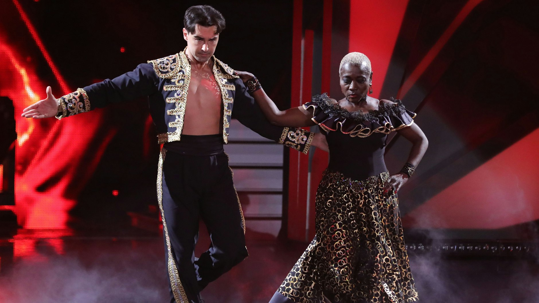 Auma Obama tanzt mit Andrzej Cibis einen Paso Doble zu „Run The World (Girls)“ von Beyoncé.