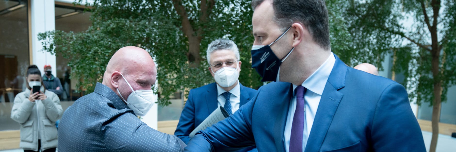 Jens Spahn begrüßt Intensivpfleger Ricardo Lange. Zusammen saßen sie am Donnerstag in der Bundespressekonferenz.