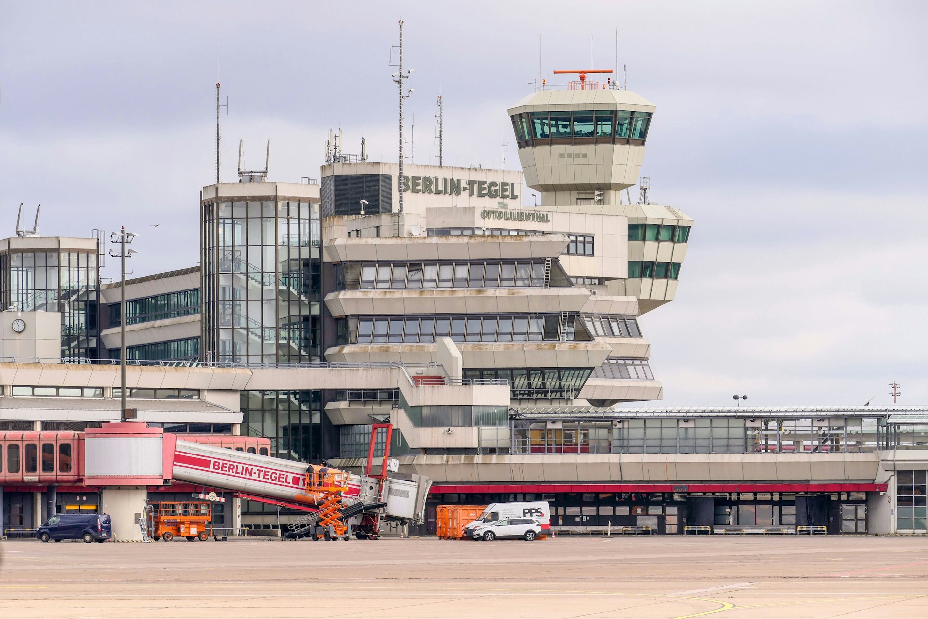 Berlin: Flüchtlinge müssen bald die Terminals A und B des Flughafens Tegel verlassen.