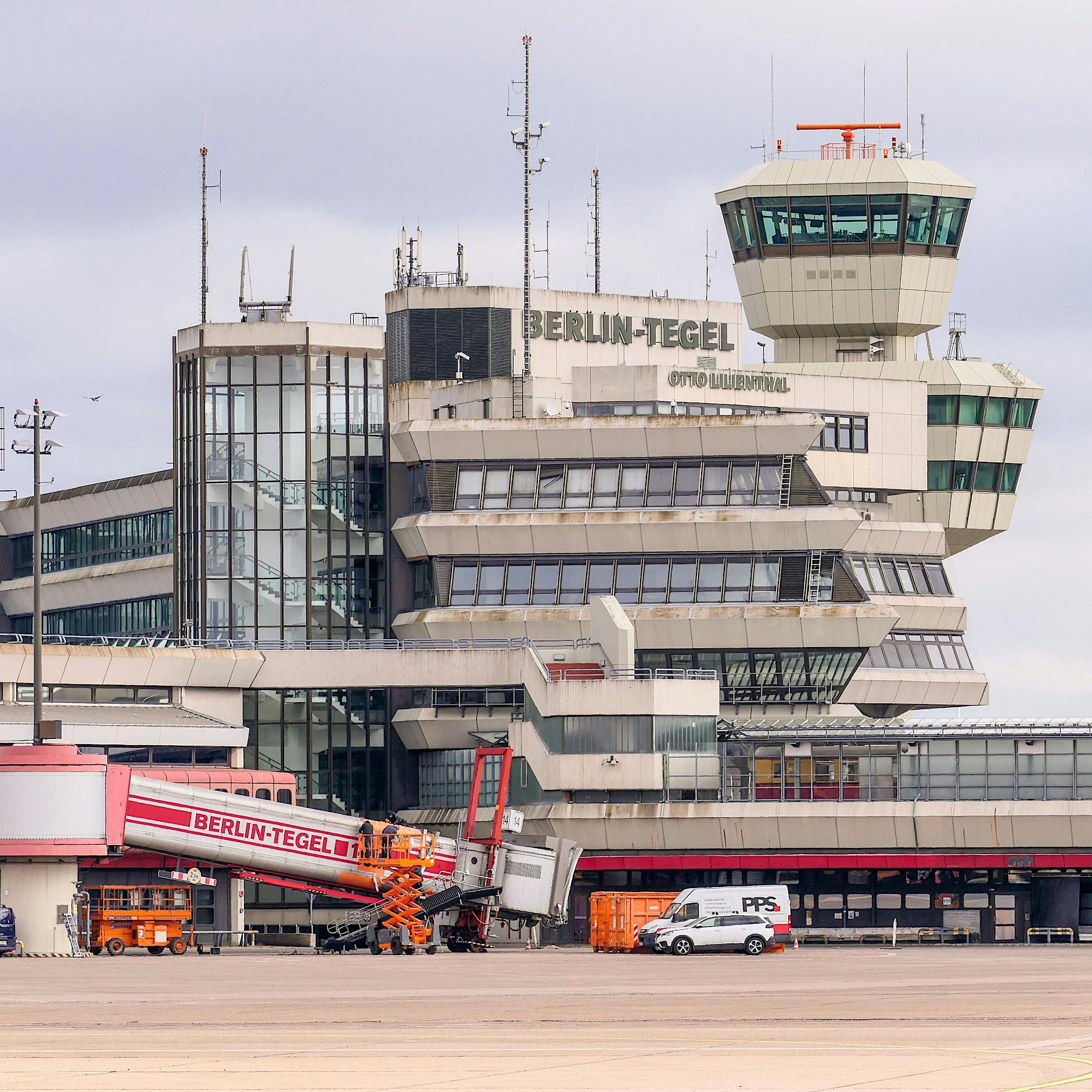 Berliner Senat plant Auszug der Flüchtlinge aus Terminals in Tegel