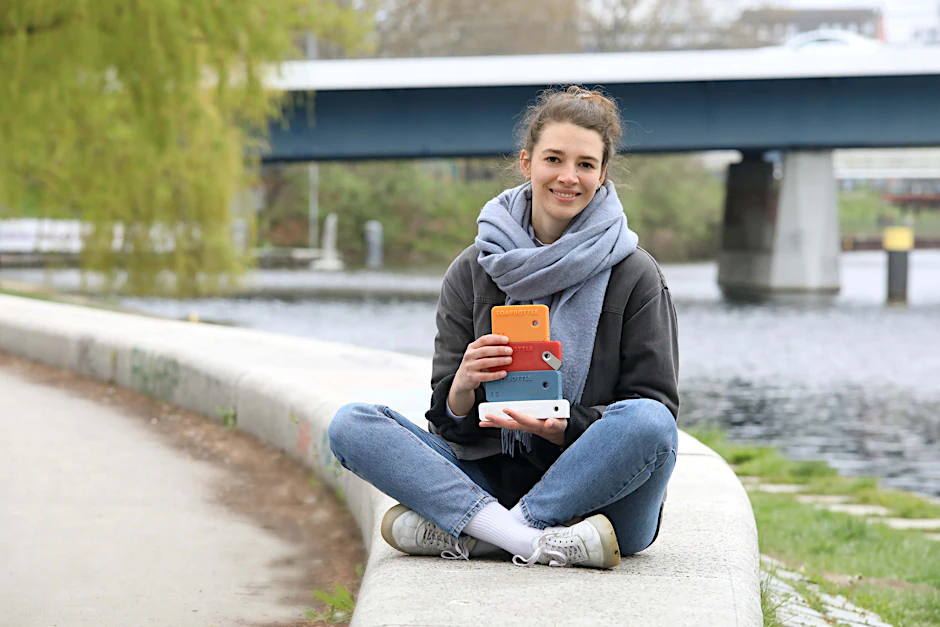 Produktdesignerin Jonna Breitenhuber (28) hat eine Flasche aus Seife entwickelt. Damit fällt beim Gebrauch von Pflegeprodukten&nbsp;kein Müll an.
