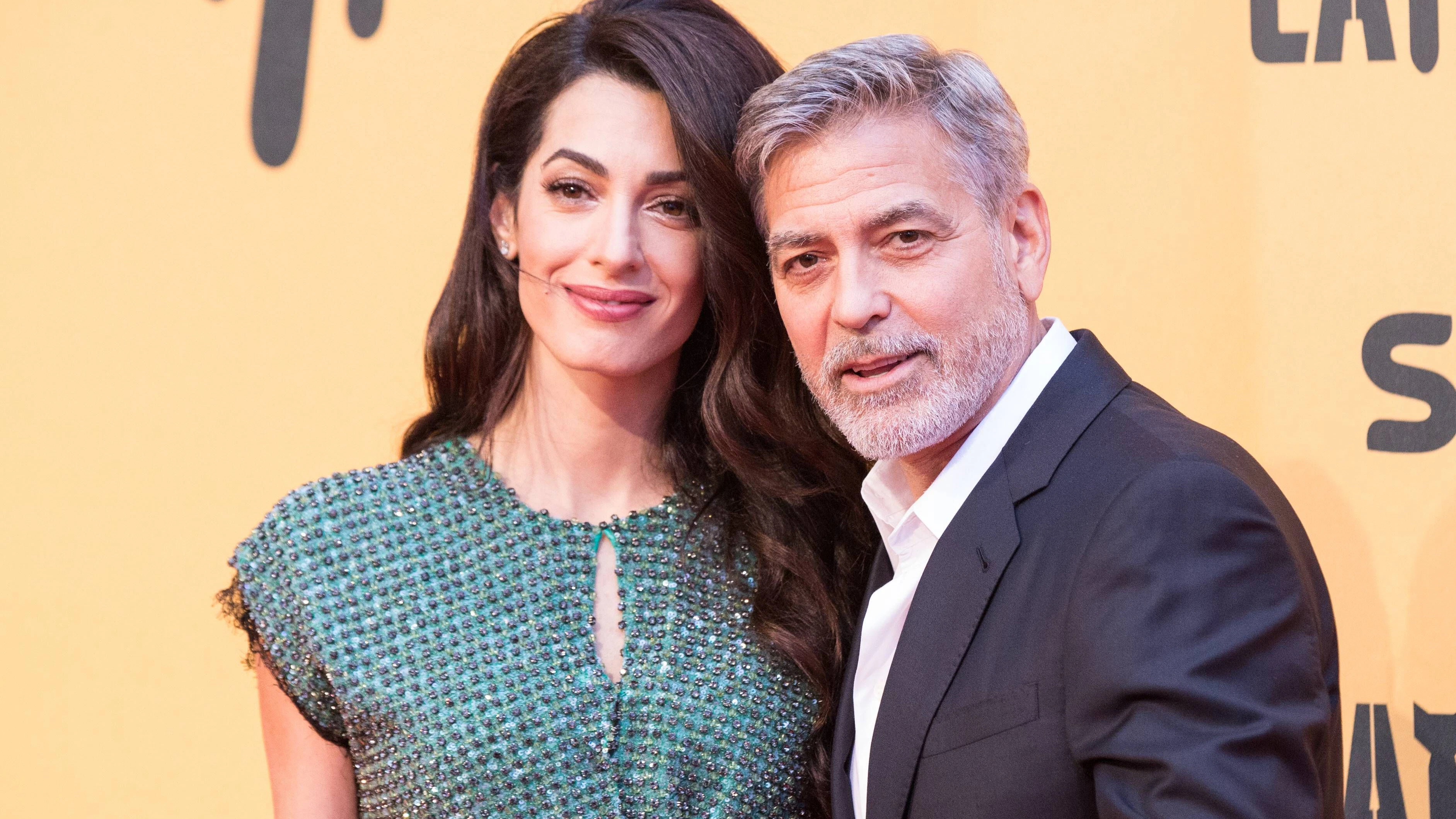 Schwer verliebt: Amal Alamuddin und ihr Ehemann George Clooney auf einem Event in Italien.