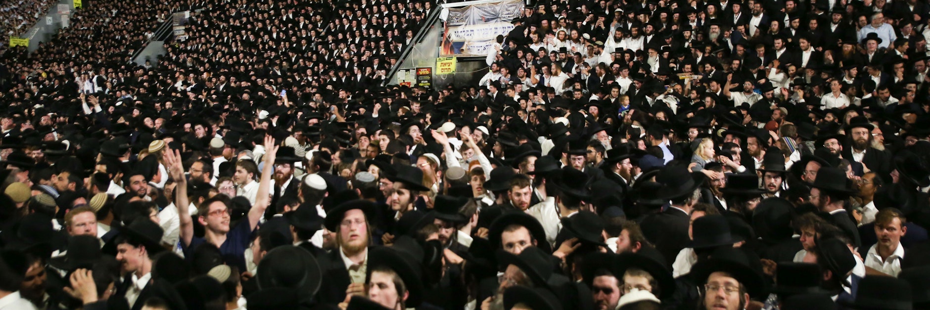 Menschen versammeln sich und feiern den jüdischen Feiertag Lag BaOmer auf dem Berg Meron.