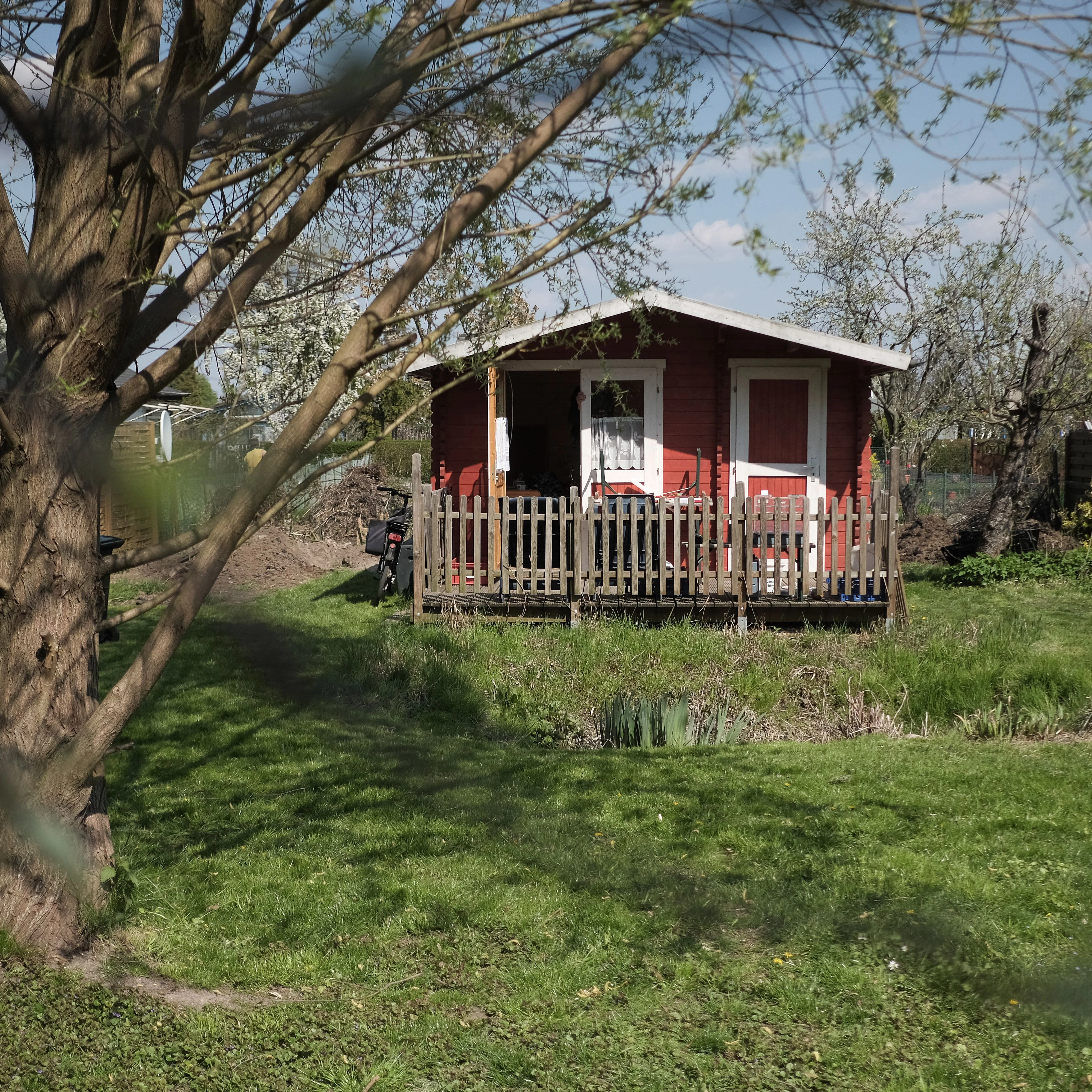 Rotes Haus nach dem Parteitag: die Kleingartenkolonie Am Buschkrug in Berlin Neukölln.