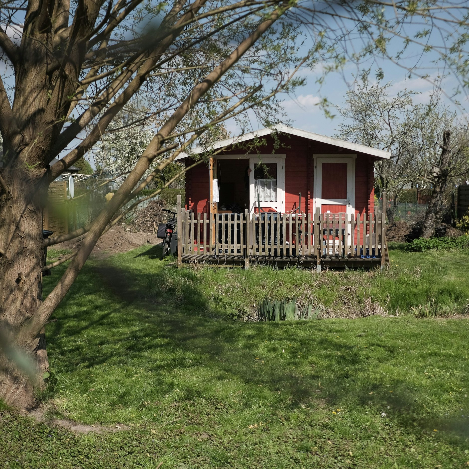 Rotes Haus nach dem Parteitag: die Kleingartenkolonie Am Buschkrug in Berlin Neukölln.