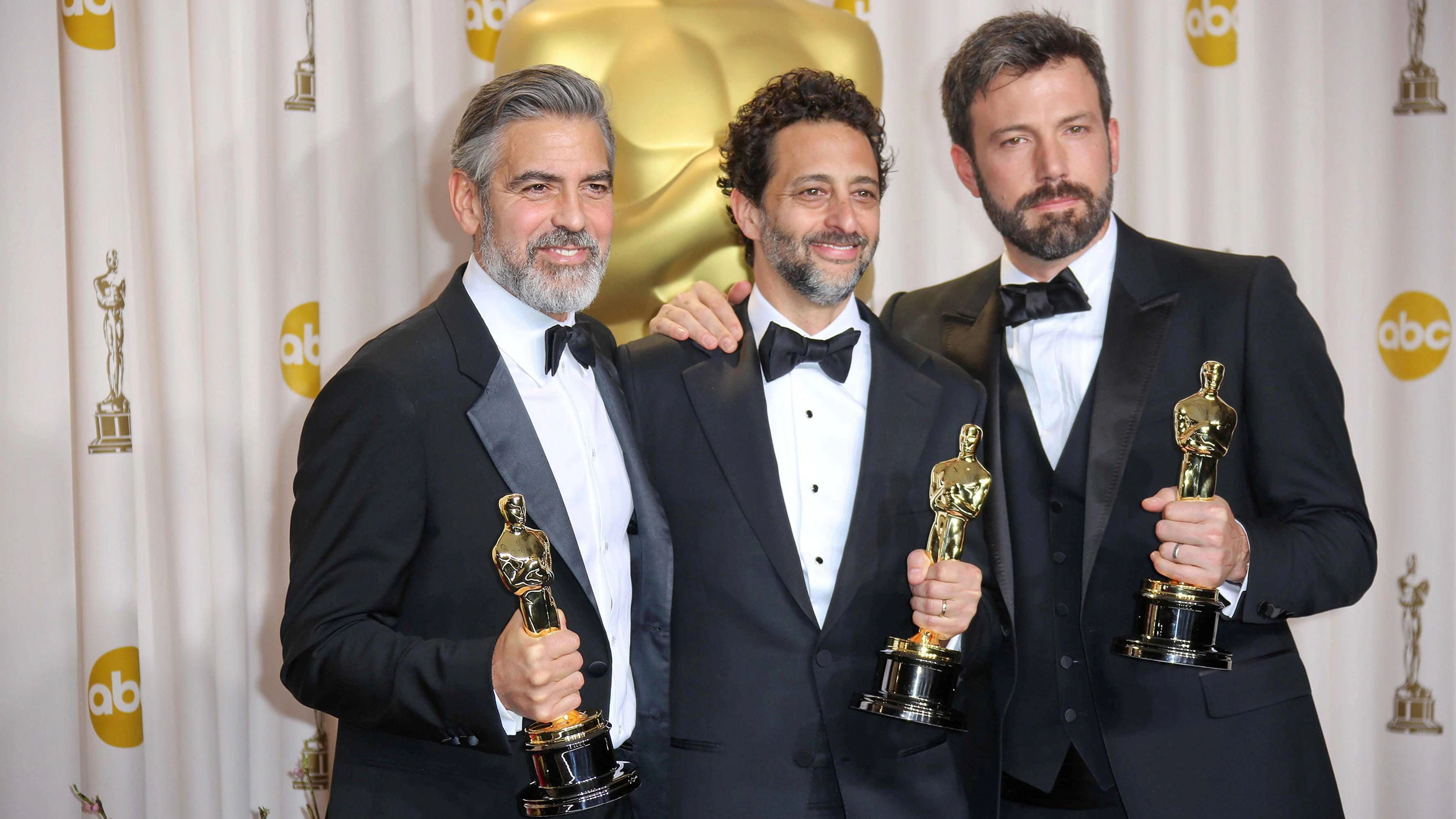 Stolz wie Oscar! George Clooney, Grant Heslov und Ben Affleck (v.l.n.r.) bei der Verleihung der 85. Academy Awards im Februar 2013 in Los Angeles.&nbsp;