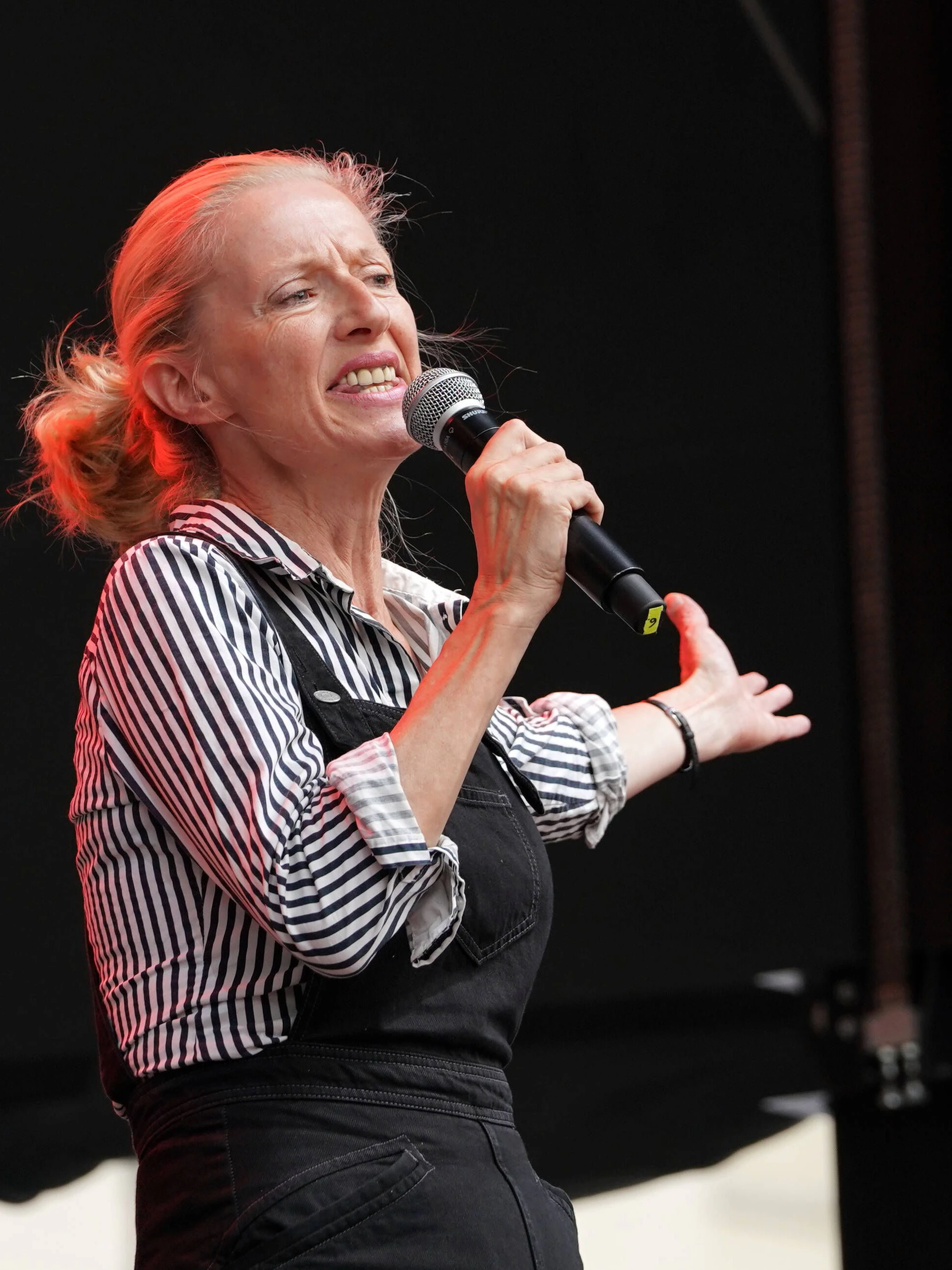 „Alarmstufe Rot“ – Katharina Hoffmann auf der Bühne am Brandenburger Tor bei einer Demonstration der Veranstalterbranche im September.