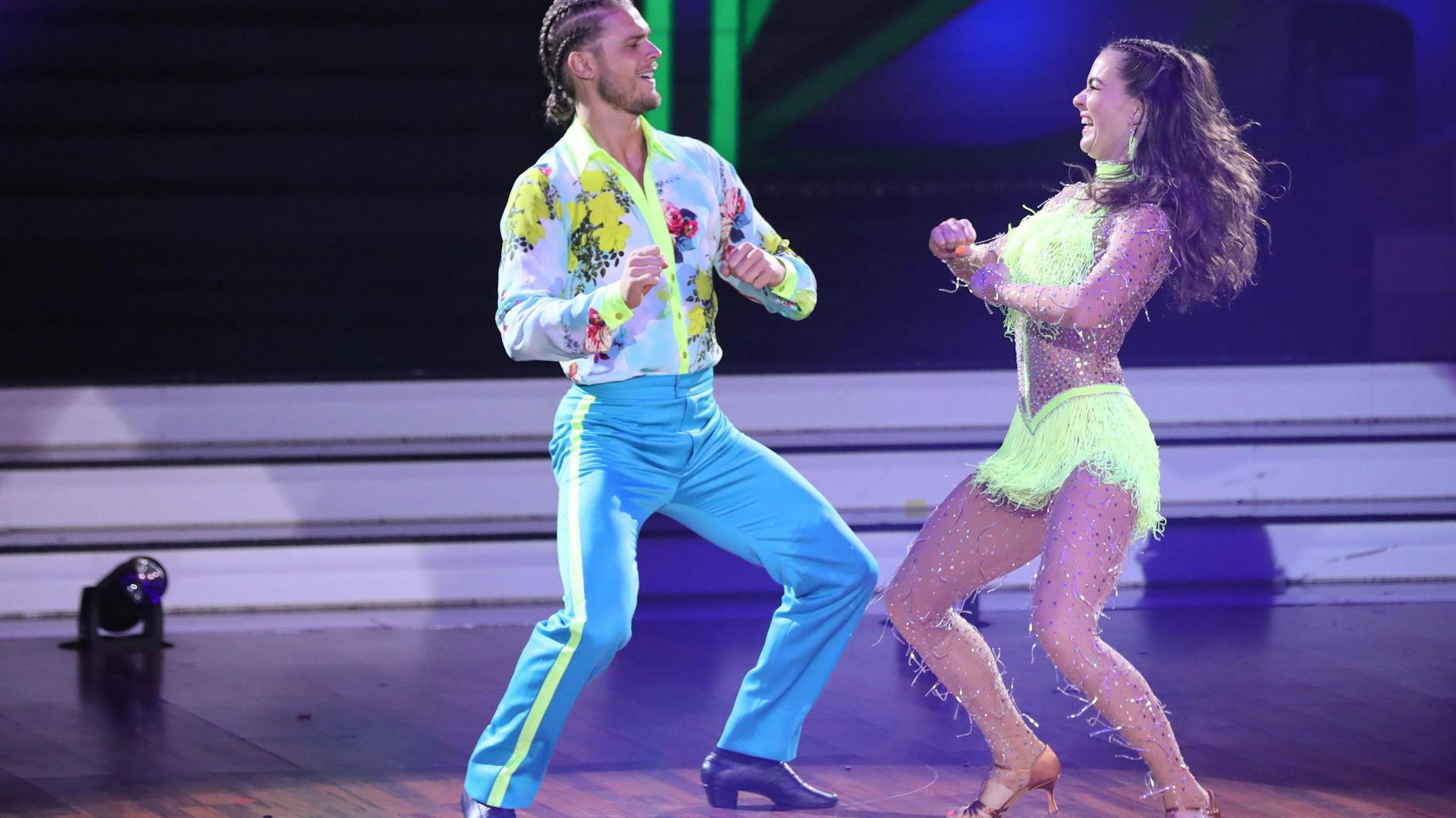 <em><strong><a href="https://www.berliner-kurier.de/show/fuer-mittwoch-fitness-extrem-bei-lets-dance-stars-rurik-gislason-und-renata-lusin-das-tut-ja-schon-beim-zuschauen-weh-li.155555">Rúrik Gíslason</a> und <a href="https://www.berliner-kurier.de/show/fuer-dienstag-valentina-pahde-und-rurik-gislason-stellen-diese-lets-dance-ehe-auf-eine-hammer-harte-probe-li.155236">Renata Lusin</a> tanzen in der achten Show eine Samba zu „Iko Iko“ von Justin Wellington und Small Jam.</strong></em>