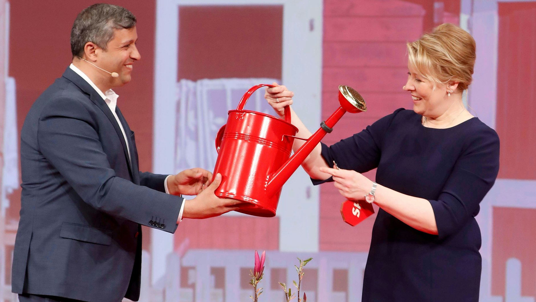Glückwünsche per Gießkanne: Raed Saleh, Co-Landesvorsitzender der SPD, gratuliert der Spitzenkandidatin Franziska Giffey.