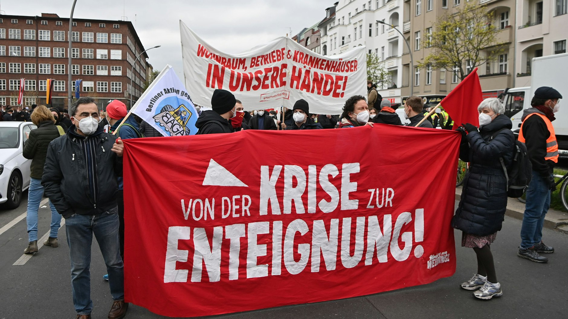 Teilnehmer einer Demonstration linker und linksradikaler Gruppen mit dem Titel „Von der Krise zur Enteignung“&nbsp;gehen durch Wedding.&nbsp;