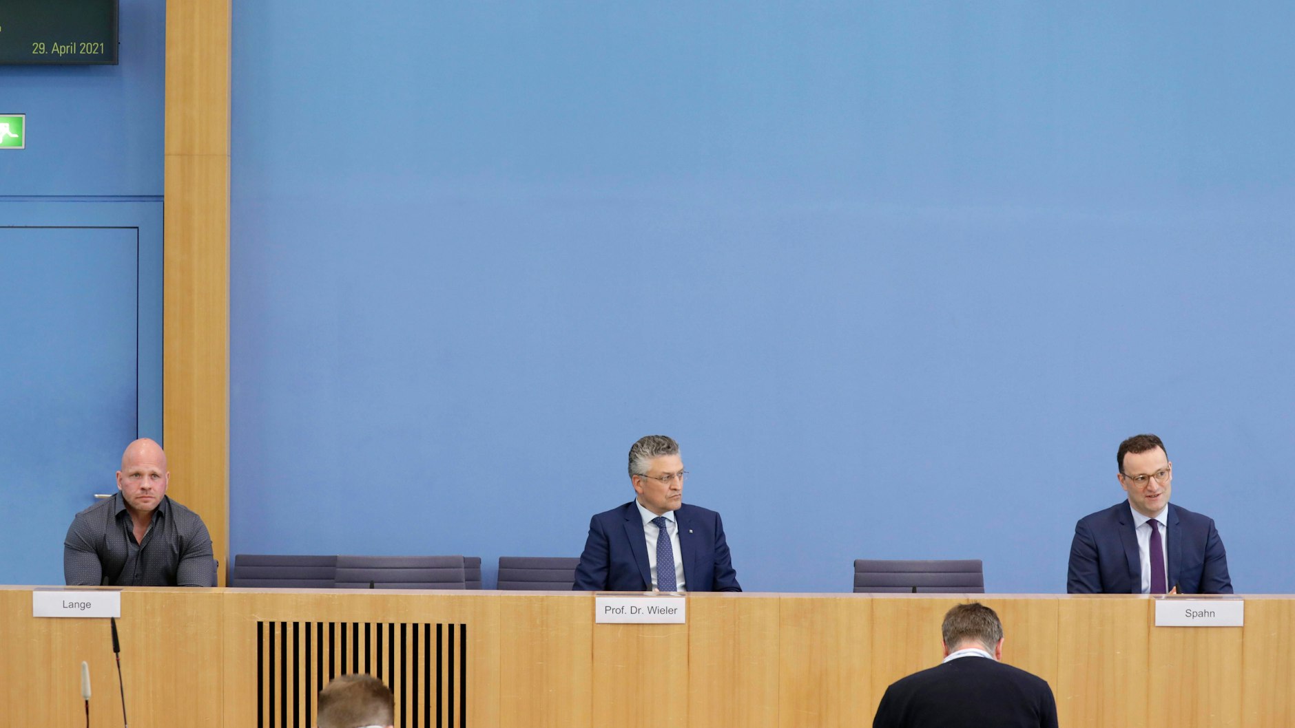 Intensivpfleger Ricardo Lange (l.) sitzt neben RKI-Chef Lothar Wieler und Gesundheitsminister Jens Spahn.