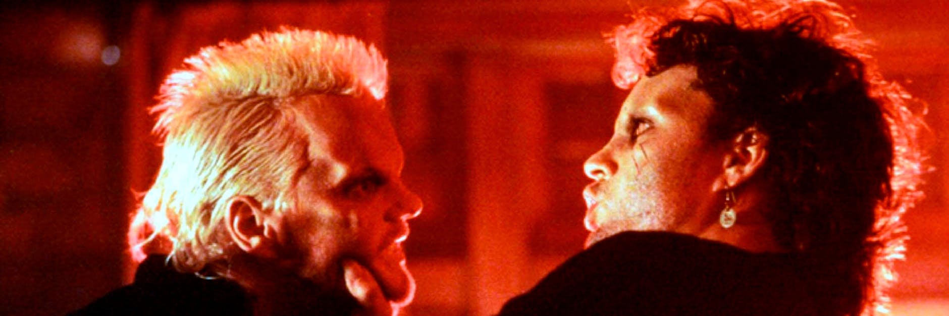Kiefer Sutherland (l.) und Jason Patric in einer Szene des Films „The Lost Boys“, 1988.